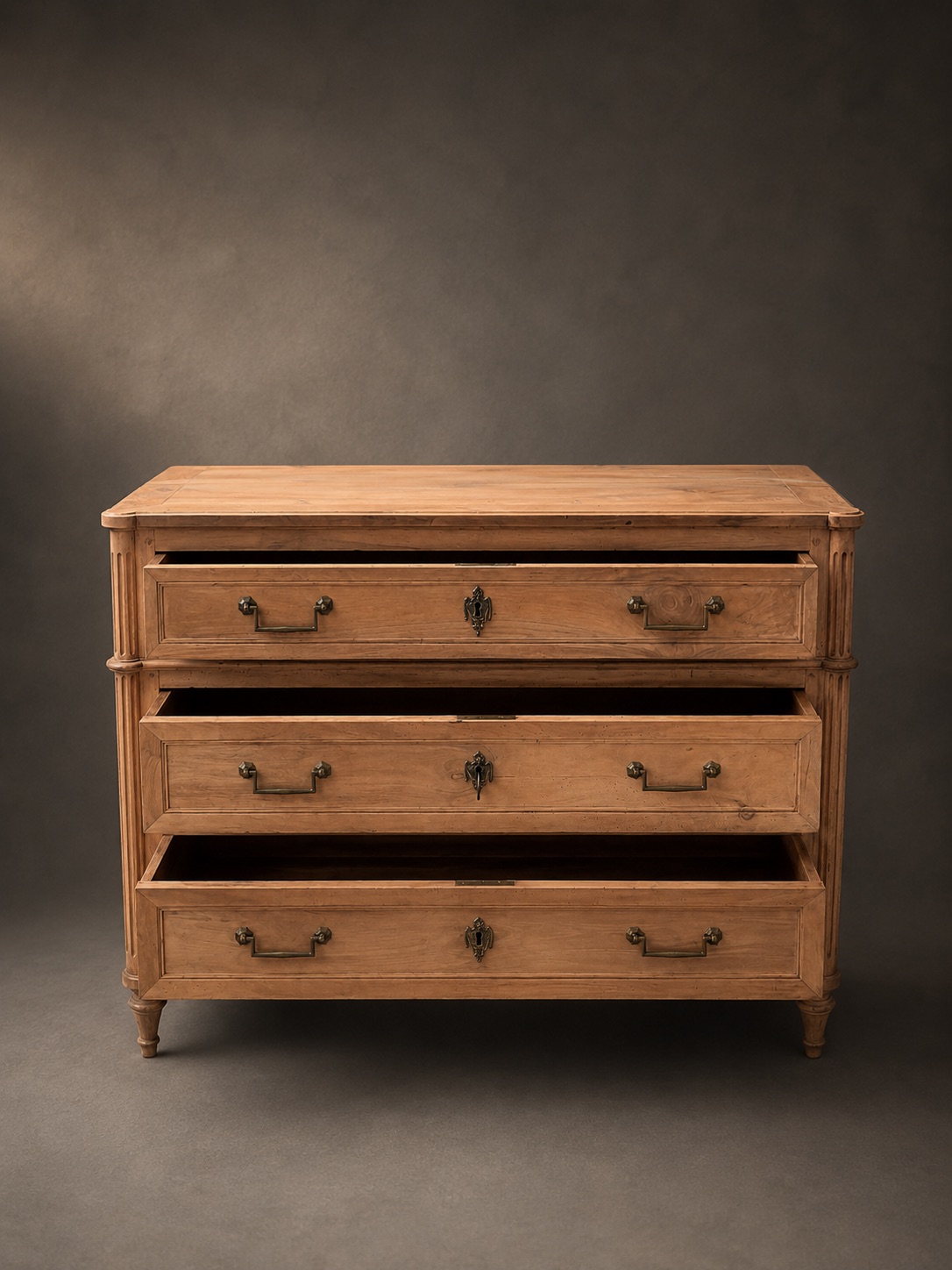 Commode ancienne, tiroirs entrouverts, vue de face